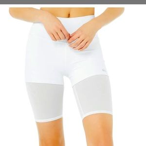 Alo Yoga 9" High-Waist Lavish Short in White